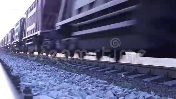 汽车在铁轨上通过货运列车视频的预览图
