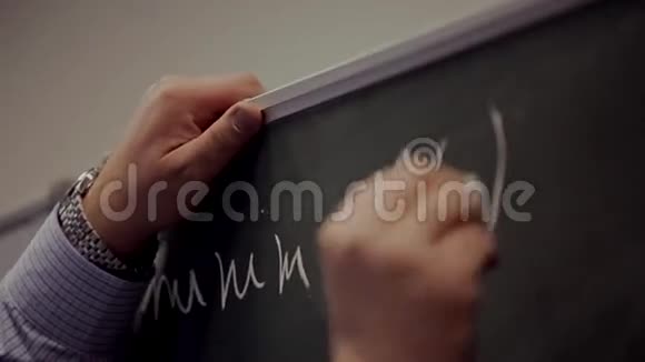 手在黑板上写一个公式视频的预览图