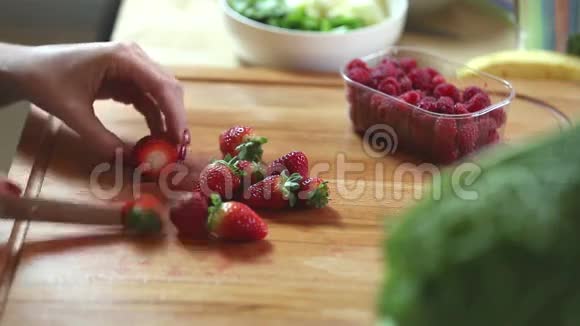 切草莓的特写视频的预览图