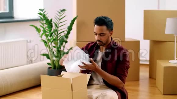 印度男人收拾箱子搬到新家视频的预览图