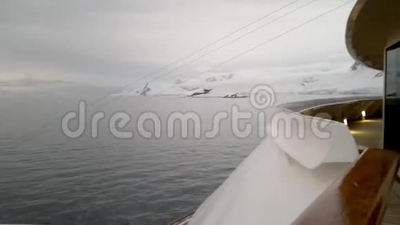 从南极的游轮上看到布拉班特岛上的日出视频的预览图