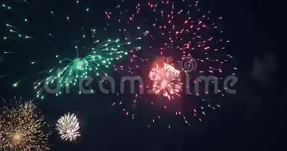 五彩缤纷的烟花在假日之夜4k视频的预览图