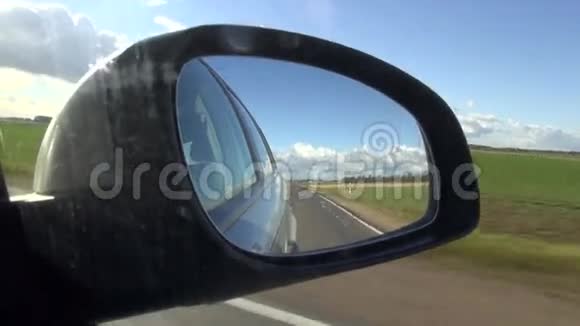 开车穿过马路和镜子视频的预览图