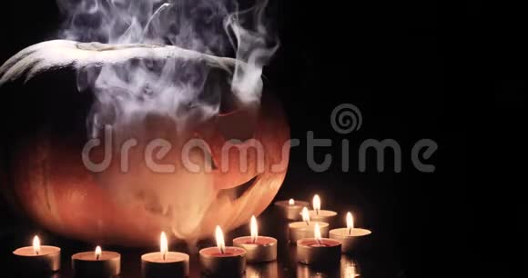 万圣节南瓜头杰克灯笼在黑色背景上燃烧蜡烛万圣节假期艺术设计视频的预览图