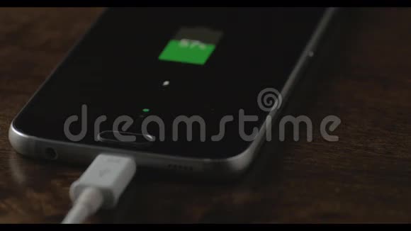4K动态充电智能手机电池的特写镜头视频的预览图