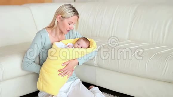 女人抱着孩子亲吻他的头视频的预览图