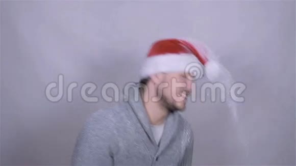 戴着圣诞老人帽子的帅哥在享受雪慢动作视频的预览图