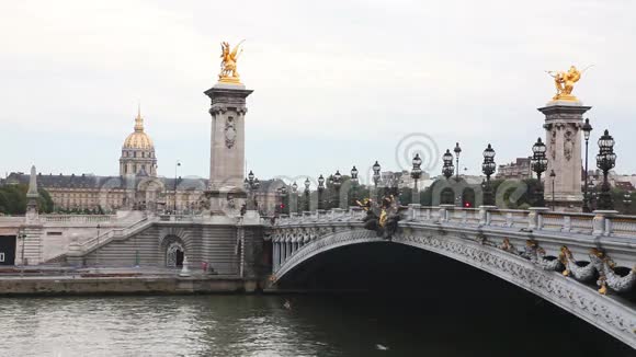 巴黎亚历山大三世桥梁和荣军大楼视频的预览图