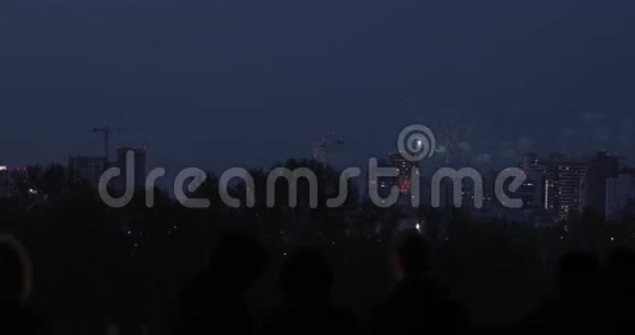 五彩缤纷的烟花在假日之夜4k视频的预览图