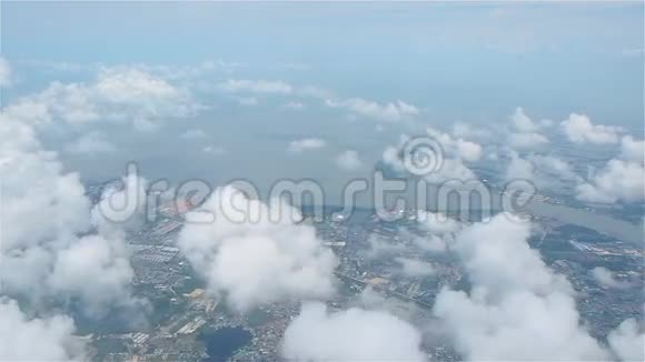 潮法拉河和泰国湾的鸟瞰图视频的预览图