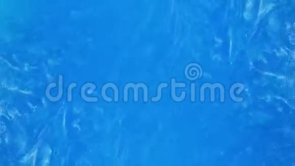 抽象波蓝珍珠油漆在水顶视图视频的预览图