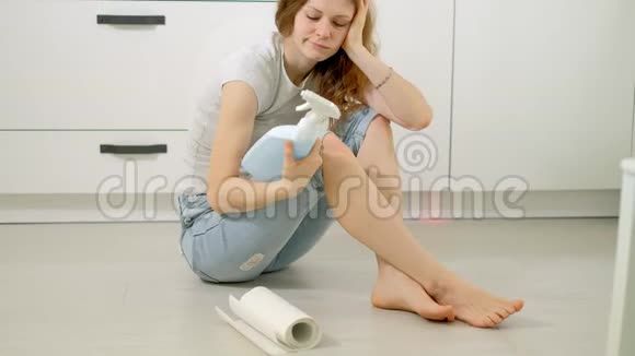 女士用海绵和喷雾清洁剂清洗厨房橱柜视频的预览图