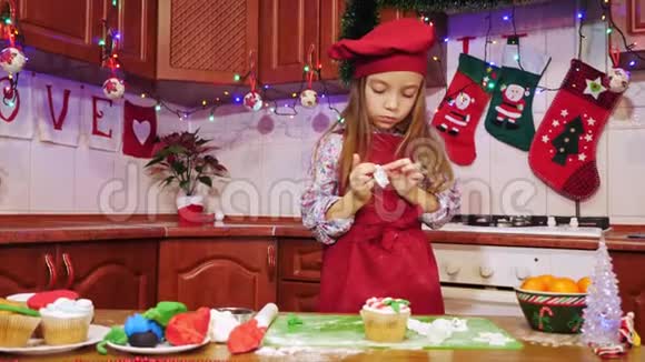 一个快乐的厨师女孩在装饰蛋糕视频的预览图