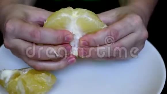 在白色背景下的葡萄柚可以清洁皮肤吃一顿饭视频的预览图