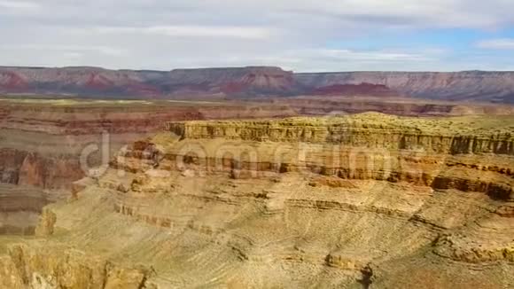 从直升机上俯瞰大峡谷悬崖视频的预览图