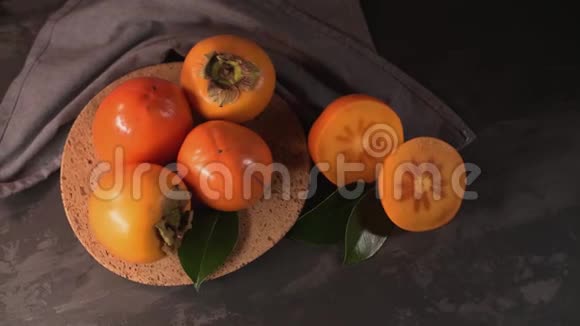 软木板上的成熟柿子果实视频的预览图