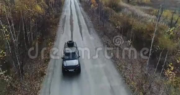 秋路车的天景秋天森林中乡间小路的鸟瞰图森林和公路视频的预览图