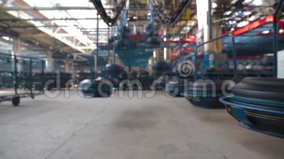 轮胎在工厂的传送带上移动视频的预览图