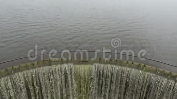 湖泊老坝的水溢流能力视频的预览图