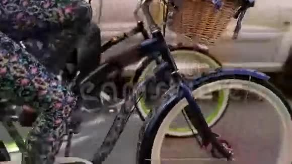 夏天两个女孩在一条街上骑自行车腿和自行车集中在视频的预览图