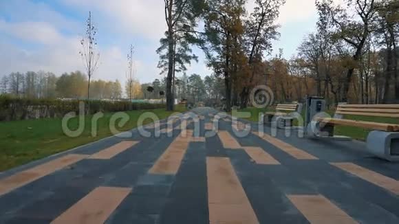 在秋日晴天的公园小巷散步视频的预览图