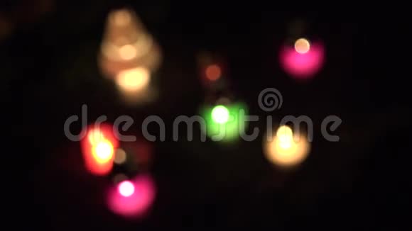 墓地在晚上五颜六色的蜡烛燃烧集中注意力4K视频的预览图