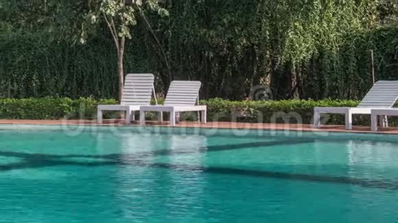 酒店游泳池有阳光反射视频的预览图