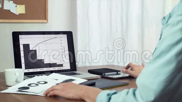 年轻人用平板电脑和笔记本电脑打字视频的预览图