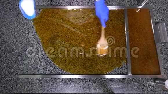 焦糖糖果制造搅拌焦糖顶部视图视频的预览图