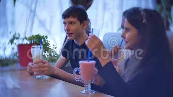 一群孩子在咖啡馆里喝奶昔青少年室内儿童咖啡馆儿童慢视频乐趣欢乐视频的预览图