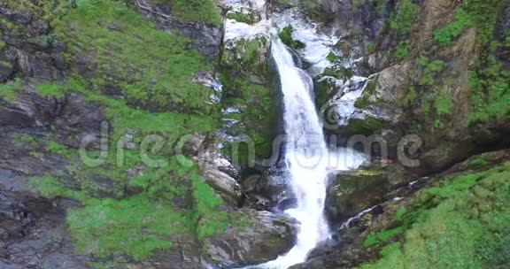高山瀑布空中景观阿尔卑斯山奥地利冰川瀑布视频的预览图