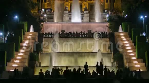 著名的灯光秀和魔法喷泉在巴塞罗那的普拉卡埃斯潘亚国家美术馆前的时间流逝视频的预览图