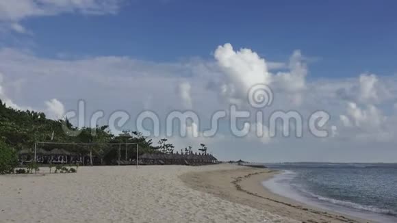沙滩全景热带度假胜地有躺椅和遮阳篷巴厘岛印度尼西亚视频的预览图