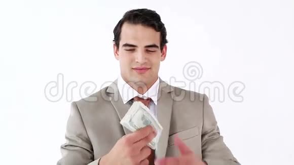 微笑的男人手里拿着一把美元钞票视频的预览图