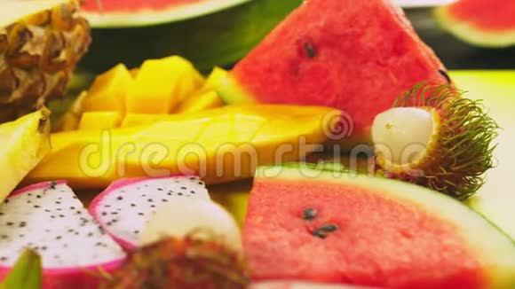 混合热带水果特写新鲜水果切片背景视频的预览图