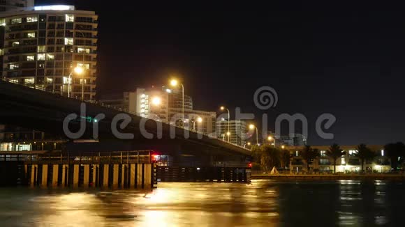 夜光迈阿密海滩大桥交通海湾4k美国视频的预览图