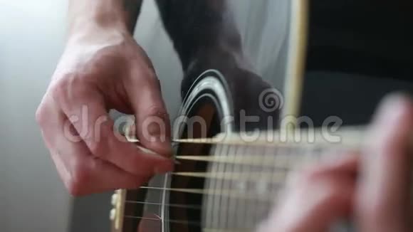 他用黑色吉他演奏调解人视频的预览图