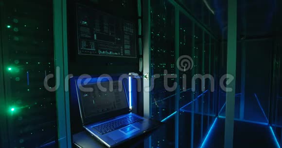 现代数据中心的计算机登录屏幕视频的预览图