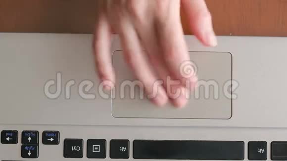 手指在笔记本电脑触摸板上工作特写视频的预览图