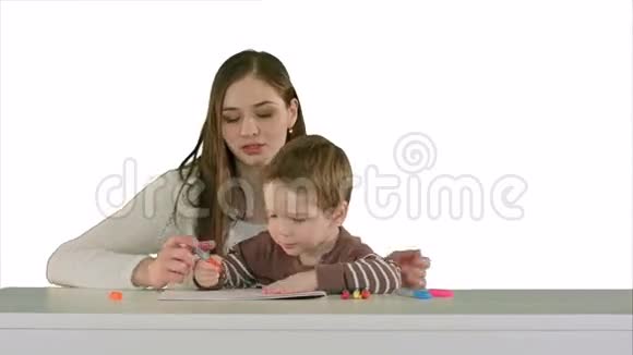 妈妈和孩子一起在桌子上画画视频的预览图
