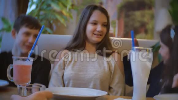 一群孩子在咖啡馆喝奶昔青少年室内儿童咖啡馆儿童慢视频娱乐室内视频的预览图