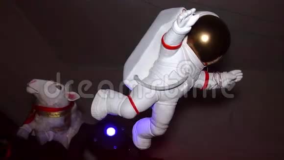 白色宇航员的身影悬浮在空中室内娃娃娃娃视频的预览图