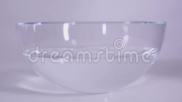 碗中的单个水滴慢速侧视视频的预览图