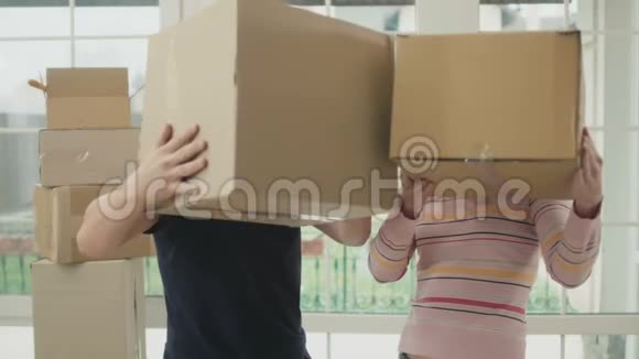 一对成年夫妇在新房子里玩盒子视频的预览图
