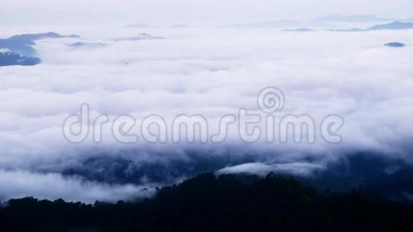 景观与雾的时间流逝视频的预览图