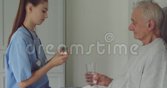 老人和护士视频的预览图