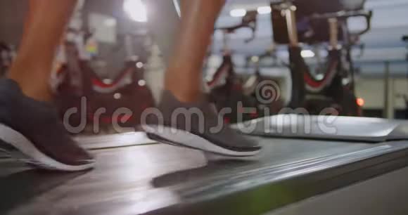 跑步机上的跑步者视频的预览图