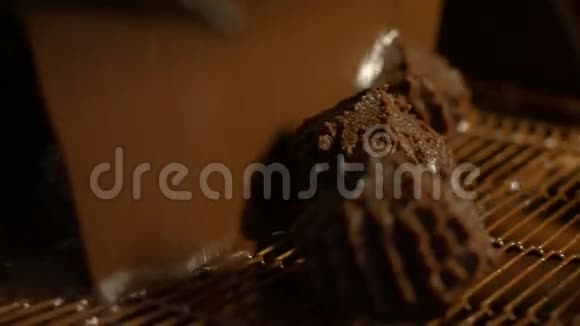 棕色糖果在传送带上移动视频的预览图