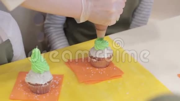 为孩子们的生日聚会做纸杯蛋糕视频的预览图