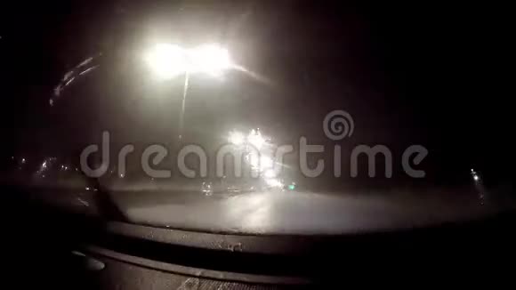 高速公路夜间在雨中行驶视频的预览图